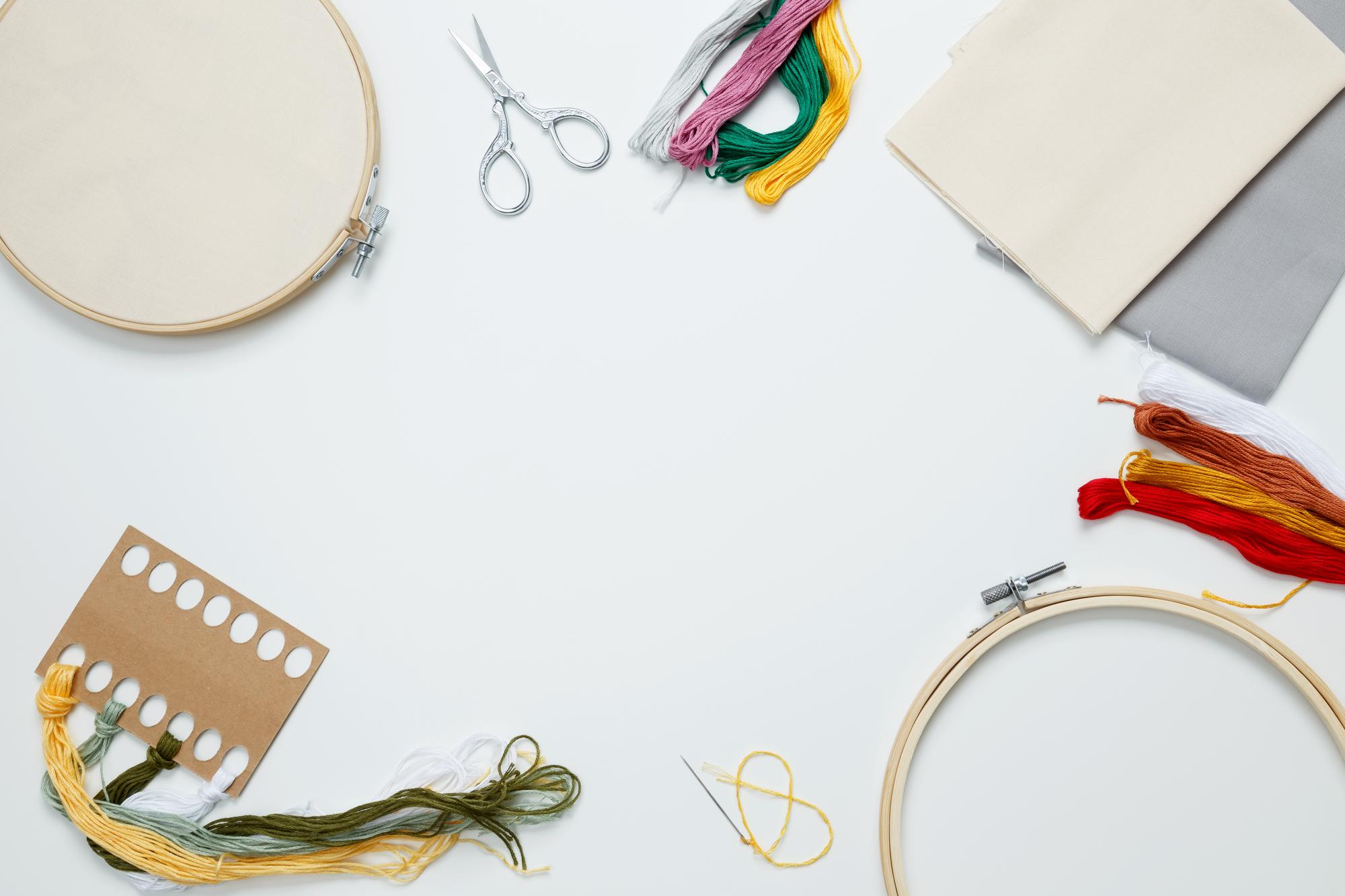Kit strumenti da ricamo su tavolo di lavoro